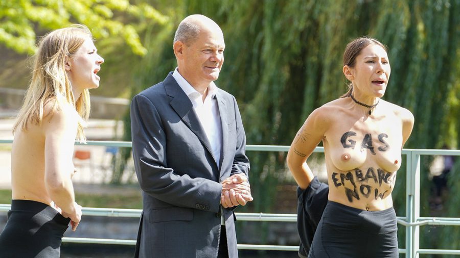 Bundeskanzler Olaf Scholz mit den Oben-ohne-Aktivistinnen.