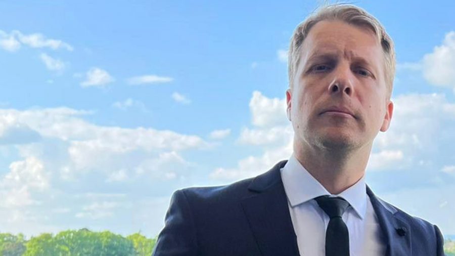 Oliver Pocher blickt in die Kamera