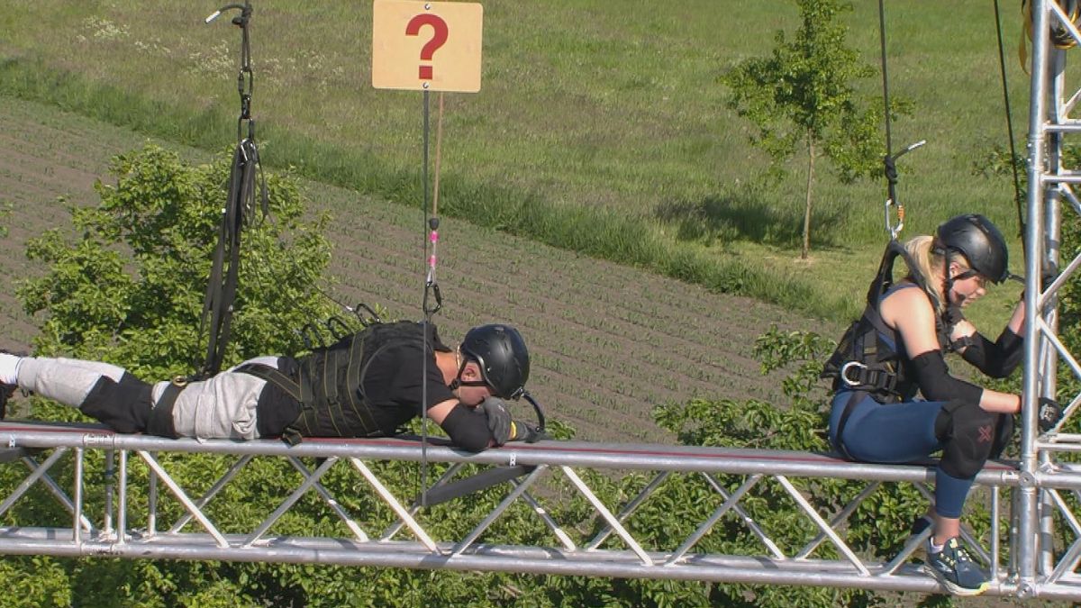 Patrick Romer und Antonia Hemmer auf einem Gerüst beim Sommerhaus-Spiel" class="size-full wp-image-1609211