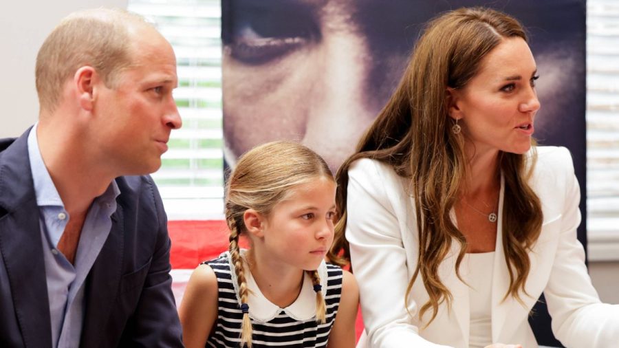 Prinz William hört mit Charlotte zu, wie Herzogin Kate argumentiert