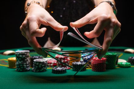 Karten werden in einem Casino gemischt