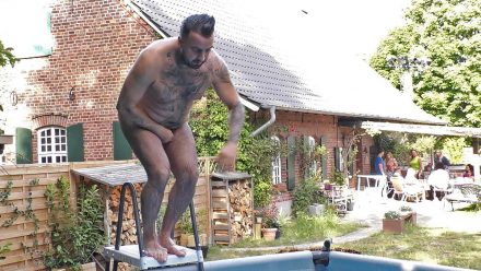 Cosimo springt nackt in den Pool