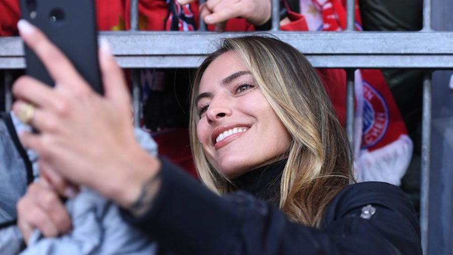 Sophia Thomalla macht ein Selfie