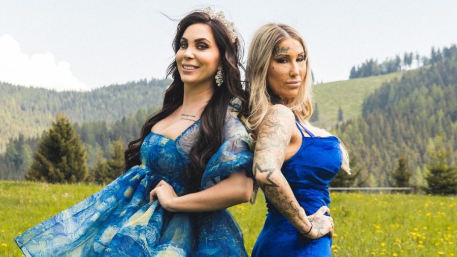 Tara Tabitha mit Tattoomodel Cat auf der Alm