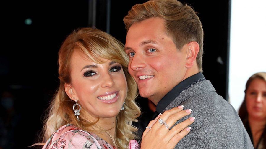 Tim Sandt und Annemarie Eilfeld auf dem roten Teppich