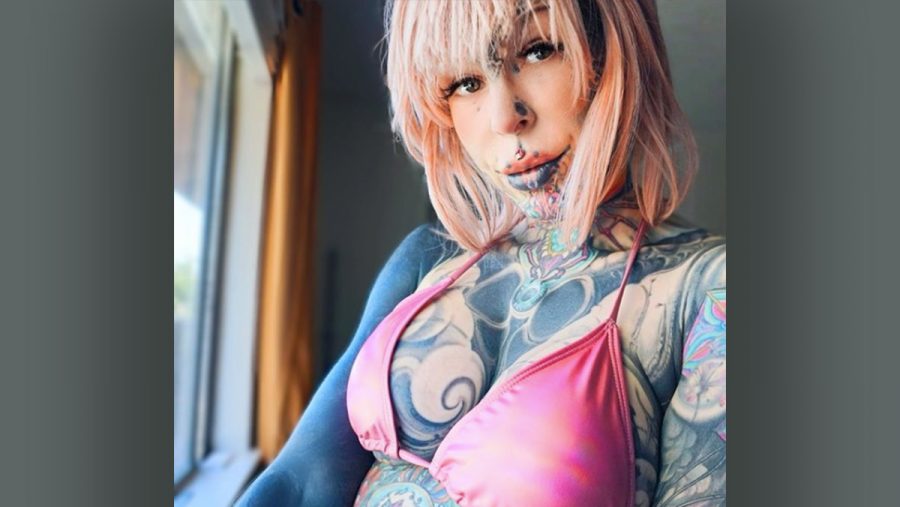 Selfie von Tattoo-Model Lina Lorenzen im Bikini