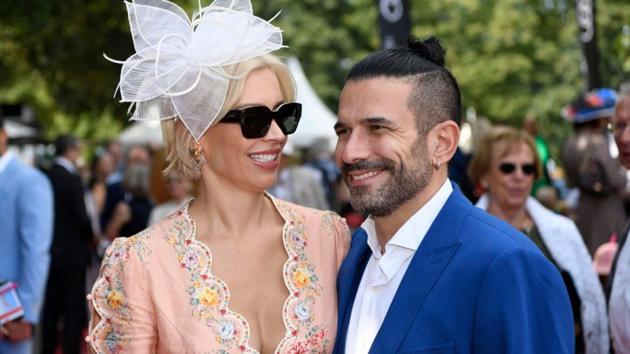 Verena Kerth mit Fascinator und Marc Terenzi auf der Rennbahn