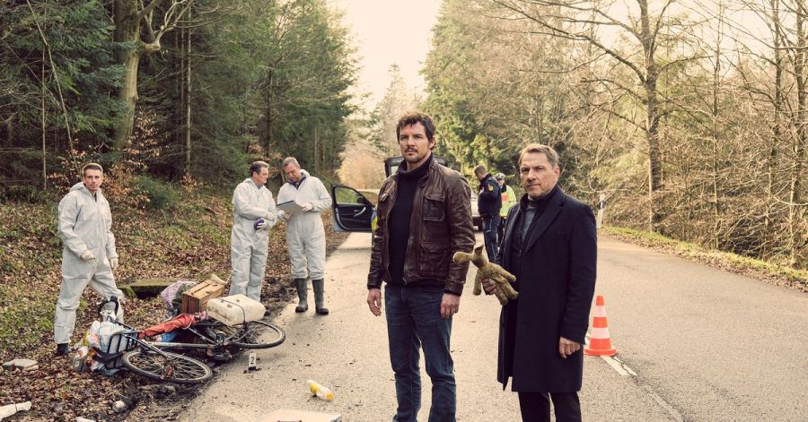 Thorsten Lannert (Richy Müller, r) und Sebastian Bootz (Felix Klare) müssen den Fall einer Fahrerflucht mit Todesfolge aufklären.