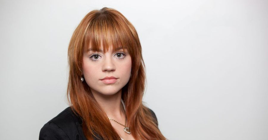 Passen gut zu dreieckigen Gesichtsformen: Fülligere Pony-Frisuren, die über die gesamte Stirn reichen.