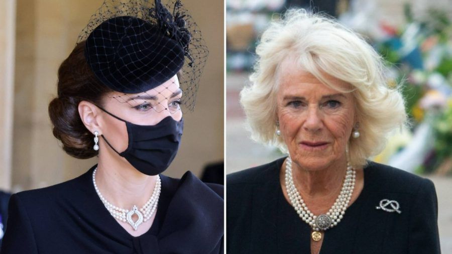 Königin Camilla und Prinzessin Kate (r.) - bei der Beerdigung von Prinz Philip 2021 - trauern mit Perlenschmuck. (ili/spot)
