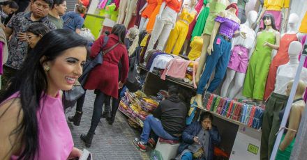 Fernanda holt Kleidungsstücke bei ihren Kunden ab, fährt dann an eine schickere Straße, wo sie sich umzieht und für einen Fotografen modelt.