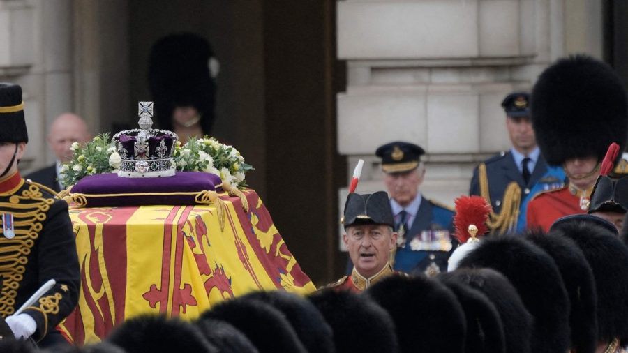 Der Sarg von Queen Elizabeth II. auf dem Weg nach Westminster Hall. Im Hintergrund König Charles III. und der neue Thronfolger Prinz William. (dr/spot)