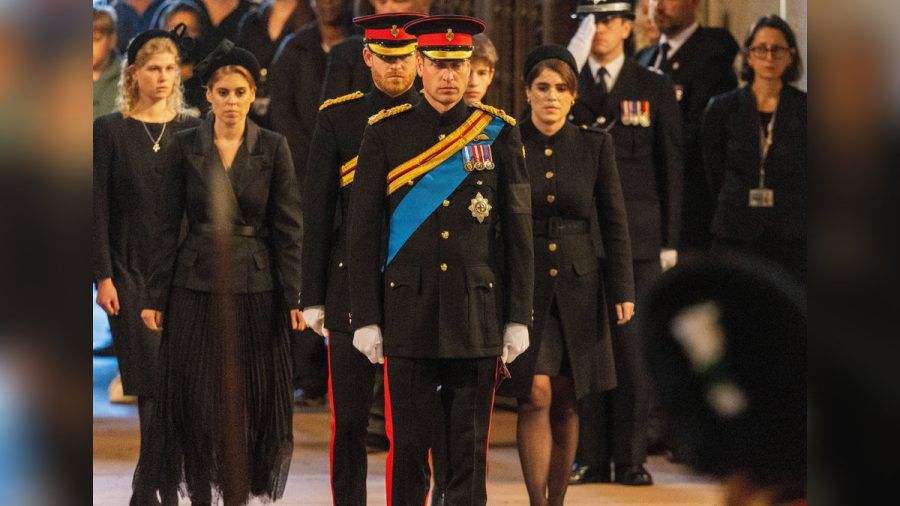 Prinzessin Beatrice (2.v. li.) und Prinzessin Eugenie bei der Totenwache mit Prinz Harry (hinten Mitte) und Prinz William. (jom/spot)