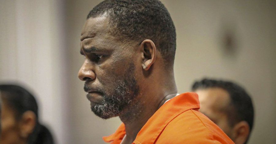 R. Kelly steht während seiner Anhörung im Leighton Criminal Court Building in Chicago.
