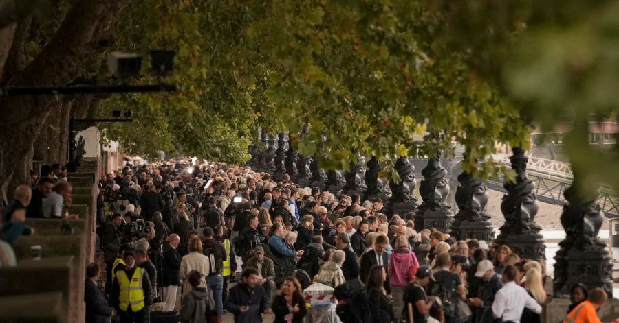 Menschen stehen Schlange, um der verstorbenen Königin Elizabeth II. die letzte Ehre zu erweisen.