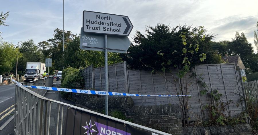 Polizeiabsperrung in der Nähe des Tatorts im britischen Huddersfield, wo ein 15-jähriger Junge direkt vor der Schule  erstochen wurde.