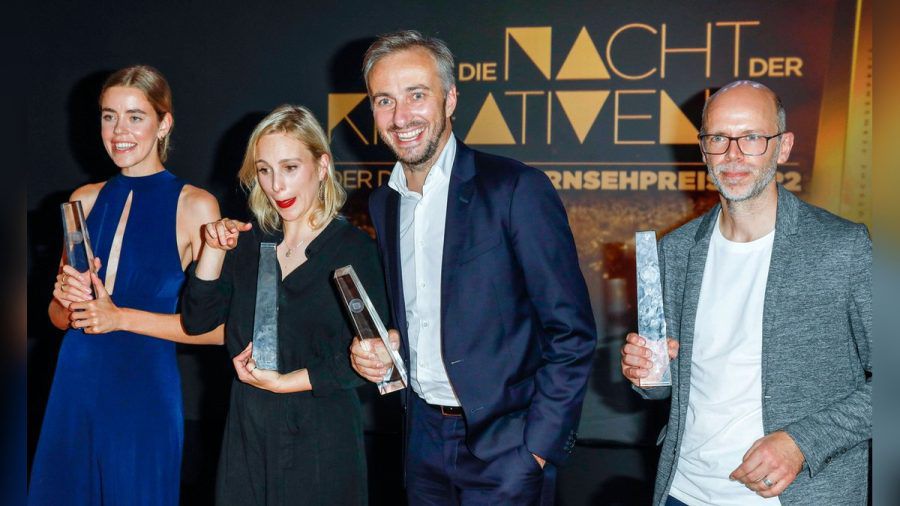 Nora Nagel, Hanna Herbst, Jan Böhmermann und Markus Hennig (v.l.) bei der Verleihung des Deutschen Fernsehpreises 2022 - Die Nacht der Kreativen im Studio Ehrenfeld in Köln. (hub/spot)