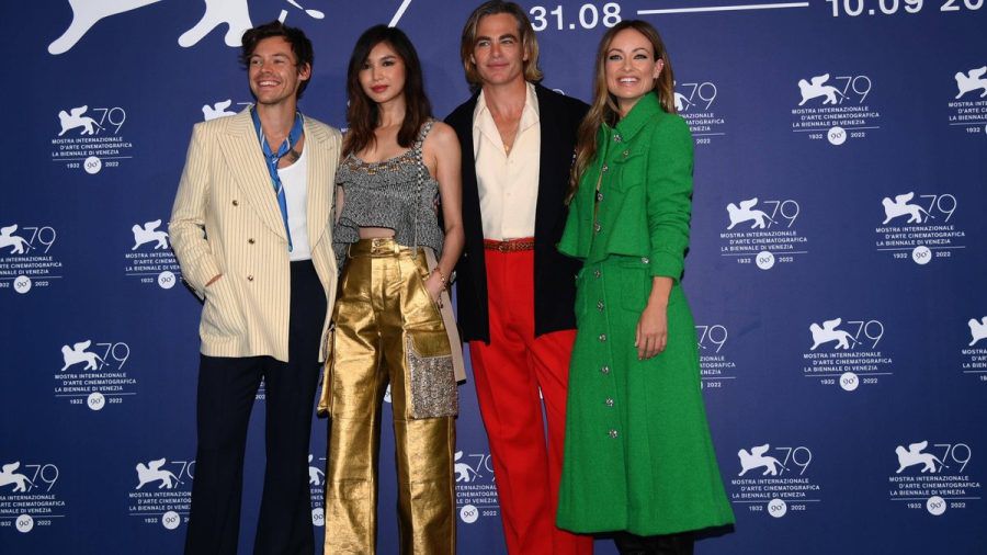 Farbenfrohes Quartett in Venedig: Harry Styles, Gemma Chan, Chris Pine und Olivia Wilde (v.l.). (eee/spot)