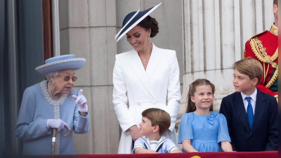 Anlässlich ihres 70. Thronjubiläums feierte Queen Elizabeth II. unter anderem mit der damaligen Herzogin Kate und ihrem jüngsten Sohn, Prinz Louis, auf dem Balkon des Buckingham Palastes. (ili/spot)
