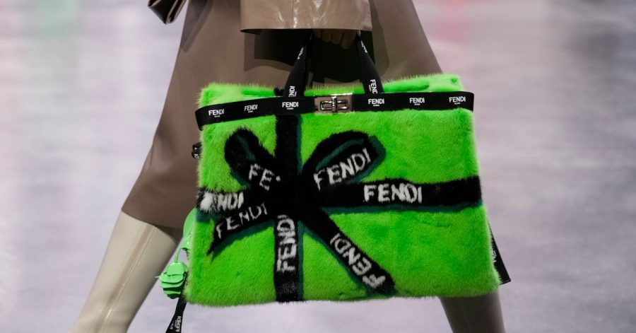 Fendi setzt seine Frühjahr-Sommer-Kollektion 2023 mit einem Knallgrün in Szene.