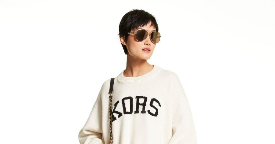 Mit schicken Schuhen wird die Jogginghosen-Mode sogar ausgetauglich. Hier ein Beispiel von MICHAEL Michael Kors (Sweater ca. 275 Euro, Jogger ca. 175 Euro, Sonnenbrille ca. 160 Euro, Tasche ca. 498 Euro, High Heels ca. 155 Euro).