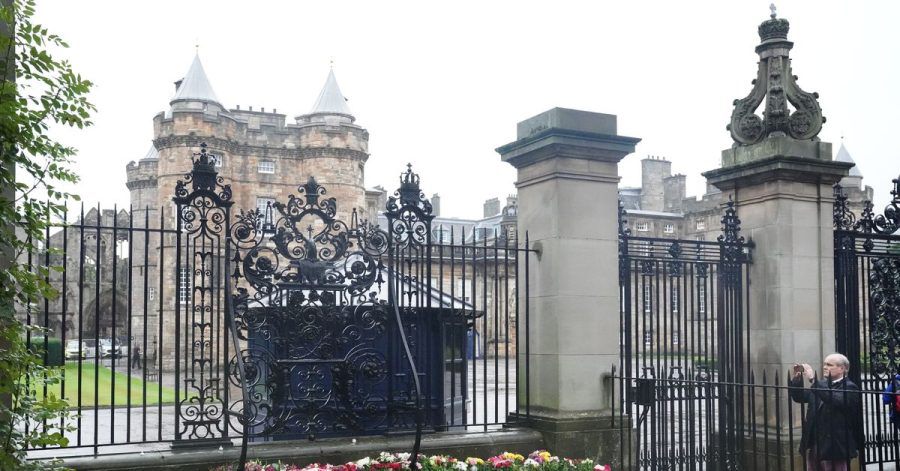 Der Leichnam von Queen Elizabeth II. soll heute in den Holyrood-Palast in Edinburgh gebracht werden.