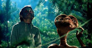 E.T. hofft mit seinem irdischen Freund Elliott (Henry Thomas), dass seine Leute ihn wieder von der Erde abholen.