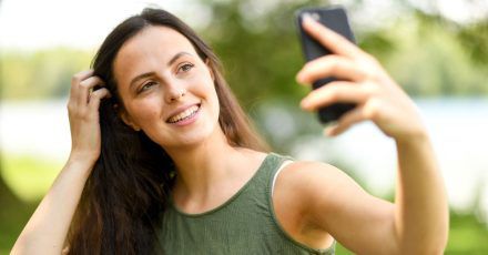 Bei den meisten Selfies dürfte die linke Gesichtshälfte etwas stärker in Erscheinung treten als die rechte.