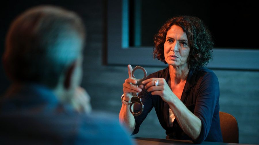 "Tatort: Das Verhör": Lena Odenthal (Ulrike Folkerts) im Verhörraum mit dem verdächtigen Kessler (Götz Otto). (cg/spot)