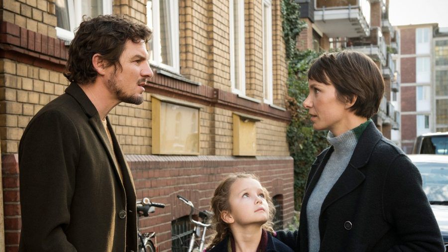 "Weil du mir gehörst": Tom (Felix Klare) und Julia (Julia Koschitz) geraten in Streit, weil er Anni (Lisa Marie Trense) zu spät abgeholt hat. (cg/spot)