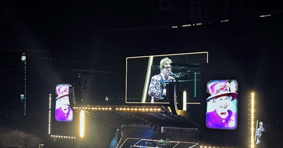 Elton John würdigt die Queen bei seinem Konzert in Toronto.