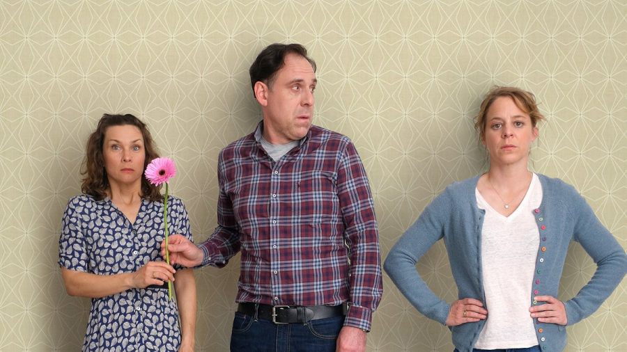 "Annie und der verliehene Mann": Ralf Frieding (Thomas Loibl, M.) findet Gefallen an Tine (Kathrin von Steinburg, l.), der besten Freundin seiner Frau Annie (Bernadette Heerwagen, r.). (cg/spot)