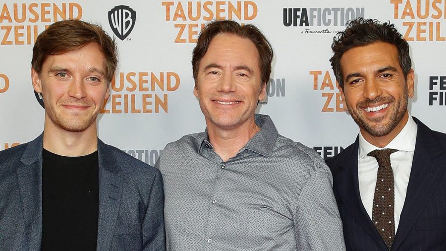 Regisseur Michael Bully Herbig bie der Berlin-Premiere von "Tausend Zeilen" mit seinen beiden Hauptdarstellern Elyas M'Barek (r.) und Jona Nay (l.). (ili/spot)