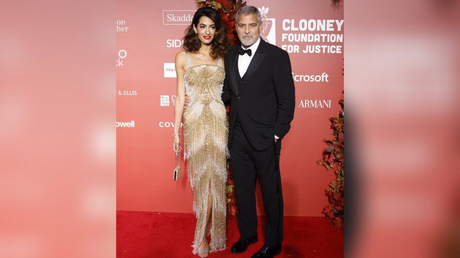Amal und George Clooney bei der Premiere der Albie Award Preisverleihung ihrer "Clooney Foundation For Justice" am Donnerstag in der New York Public Library. (ili/spot)