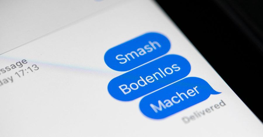 Die Jugendwörter des Jahres 2022 "Smash", "Bodenlos" und "Macher" stehen auf dem Bildschirm eines Tablets.
