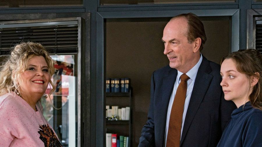 "Die Kanzlei: Außer Kontrolle": Gerda Bender (Carolin Spieß, l.) braucht anwaltliche Hilfe von Markus Gellert (Herbert Knaup) und löst bei Charlie (Mathilde Bundschuh) Skepsis aus. (cg/spot)