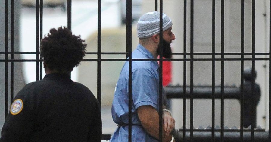 Adnan Syed betritt das Courthouse East in Baltimore vor einer Anhörung.