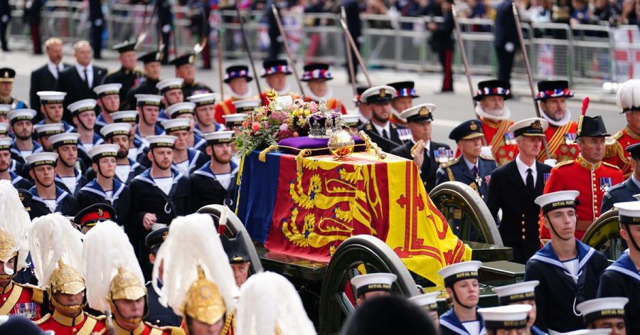 Der Sarg von Königin Elizabeth II. wird in einer feierlichen Prozession nach der Trauerfeier in der Westminster Abbey durch die Straßen Londons gezogen.