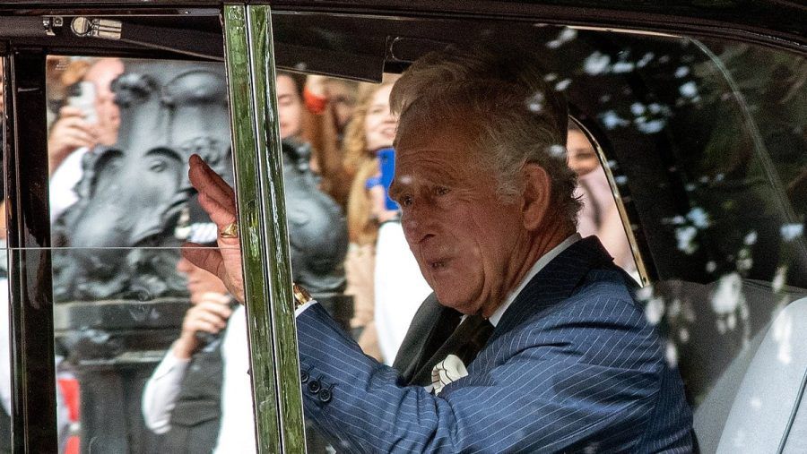 König Charles III. dankt den zahlreichen Menschen, die sich vor dem Buckingham Palast eingefunden haben. (stk/spot)