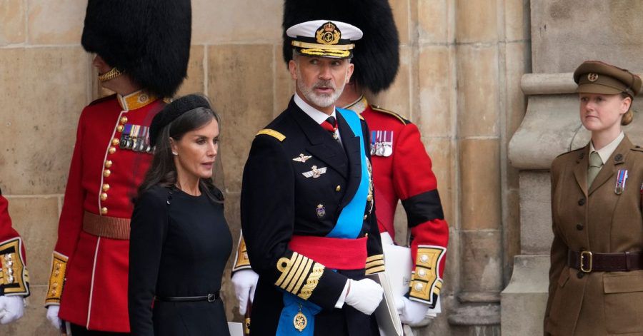 König Felipe VI. von Spanien und Königin Letizia verlassen die Westminster Abbey - und brauchen ein wenig Geduld.