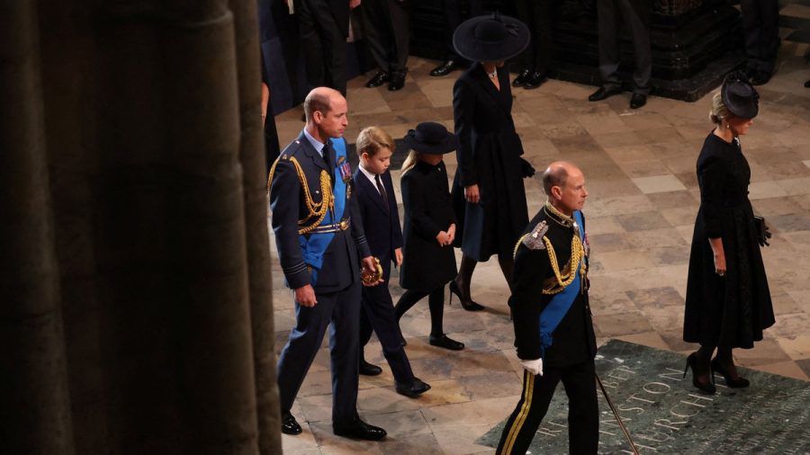 Prinz William und Herzogin Kate liefen mit ihren Kindern, Prinz George und Prinzessin Charlotte, hinter dem Sarg der Königin in die Westminster Abbey - vor ihnen Prinz Edward und seine Frau Sophie (ili/spot)