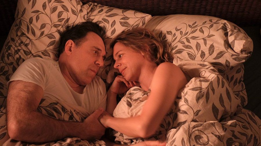 In "Annie und der verliehene Mann" und "Annie und das geteilte Glück" stellen sich Annie (Bernadette Heerwagen) und Ralf (Thomas Loibl) den Herausforderungen einer polyamoren Beziehung. (ili/spot)