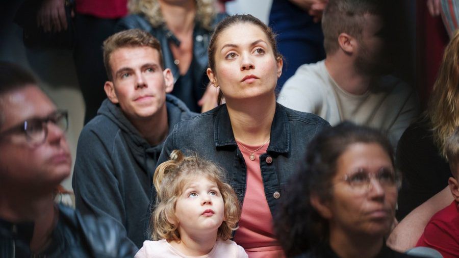 "Du sollst hören": Simon (Benjamin Piwko, l.) und Conny Ebert (Anne Zander, r.) sehen das fehlende Hörvermögen ihrer Tochter Mila (Delia Pfeffer) nicht als Krankheit oder Behinderung. (cg/spot)