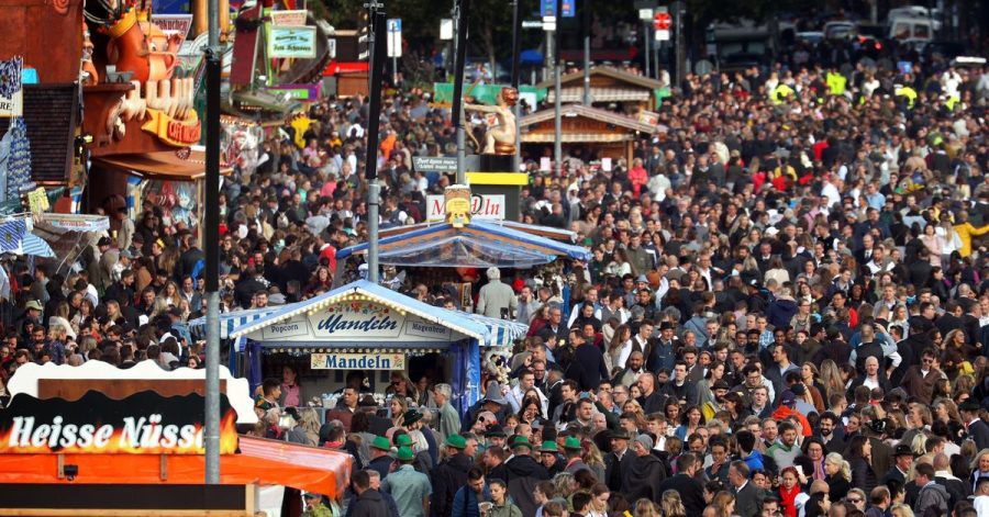 Oktoberfestbesucher drängen sich auf dem Gelände.
