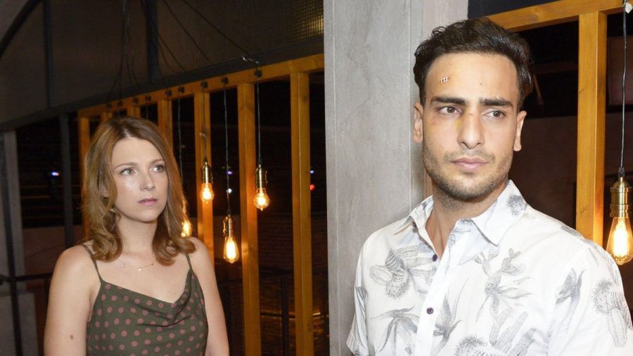 "GZSZ": Lilly und Nihat teilen auf der Party einen innigen Moment, den Nihat jedoch überfordert abbricht. (cg/spot)