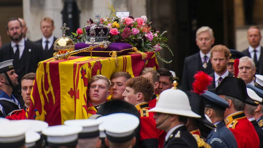 Der Sarg von Queen Elizabeth II. besteht teilweise aus Blei und zeigt zahlreiche Symbole ihrer Herrschaft über das Vereinigte Königreich. (lau/spot)