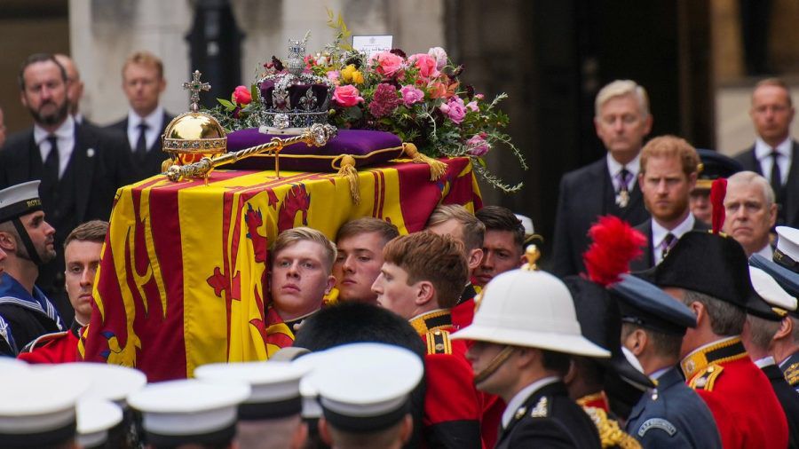 Der Sarg der Queen wird zur Westminster Abbey gebracht. (hub/spot)