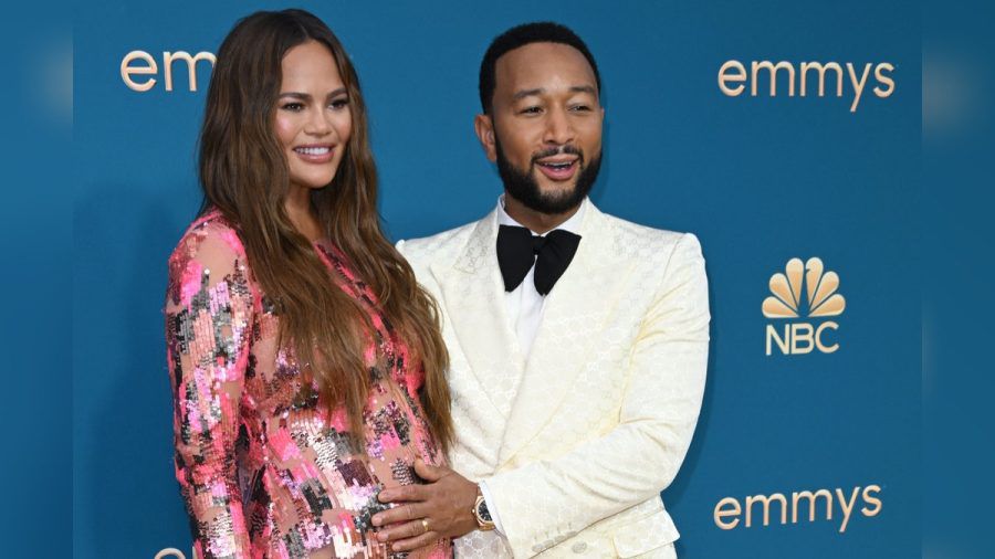Chrissy Teigen und Ehemann John Legend bei den Emmy Awards 2022. (ili/spot)