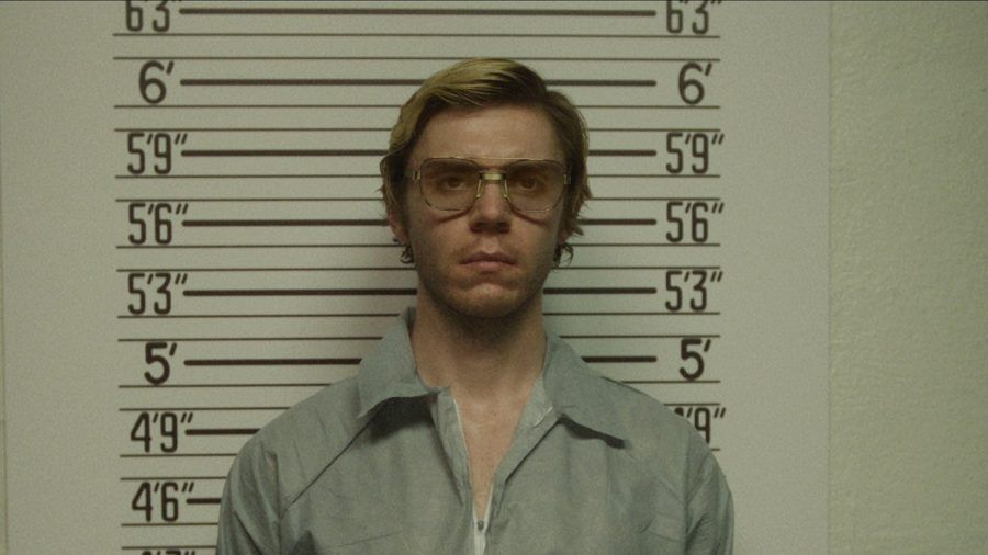 Evan Peters als Jeffrey Dahmer. (smi/spot)