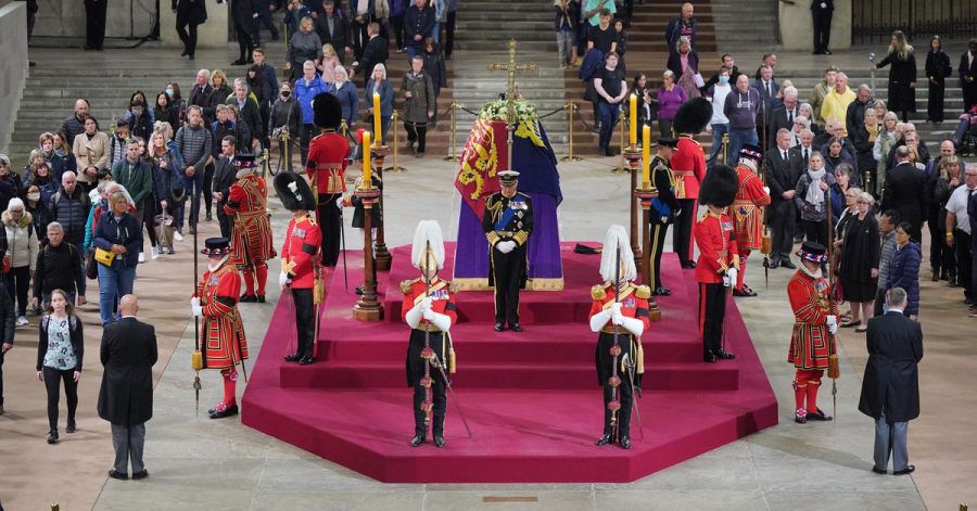König Charles III. (M), Anne (l), Prinzessin Royal, Andrew (verdeckt), Herzog von York und Edward (r), Graf von Wessex, halten neben dem Sarg ihrer Mutter, Königin Elizabeth II., in der Westminster Hall, Wache.